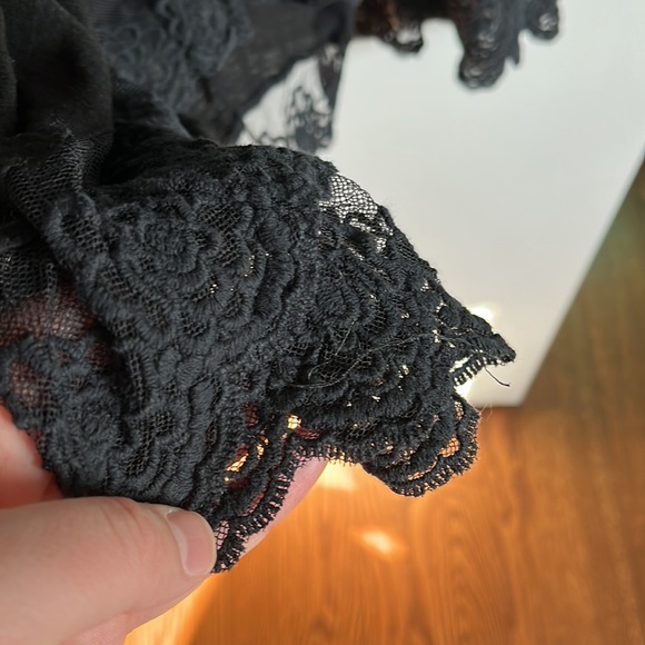 Lace Edged Tank Top - Picture 3 of 4